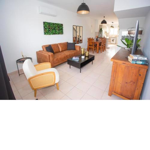 estéa - Olympia's SkyView Townhouse with a Pool