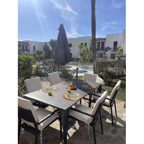 Estepona - Playa - Villa con amplia terraza abierta a la piscina