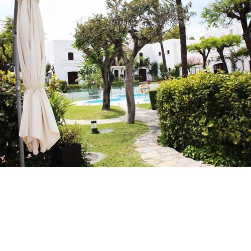 Estepona - Playa - Villa con terraza con acceso directo a la piscina