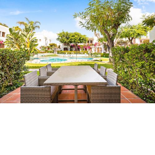 Estepona - Playa - Villa de 3 dormitorios con acceso directo a la piscina y al lado del mar