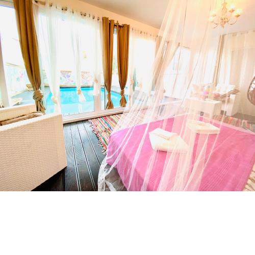 Exclusive Villa Larnaca - 8 plus sleeps - 2 min from BEACH - Big Private Pool