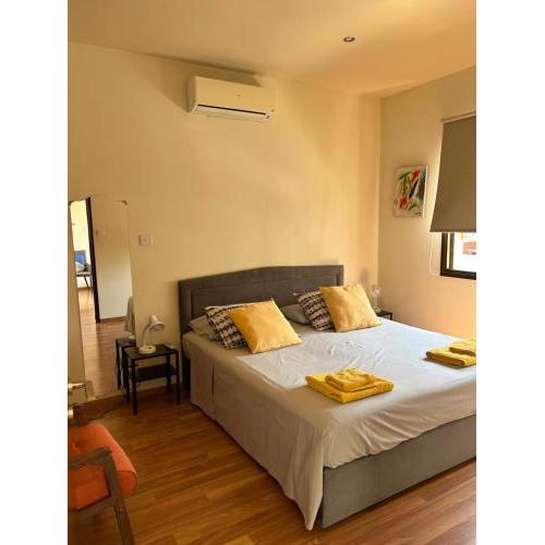 Extremely comfy apt with spacious private terrace 10min walk to the beach & in Town