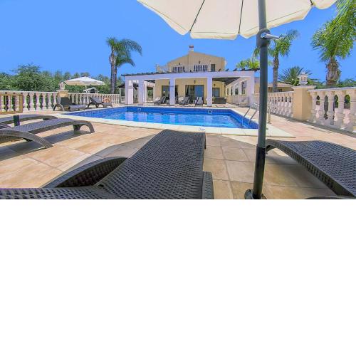 Fabulous Villa In Coral Bay Near Beach, Amenities