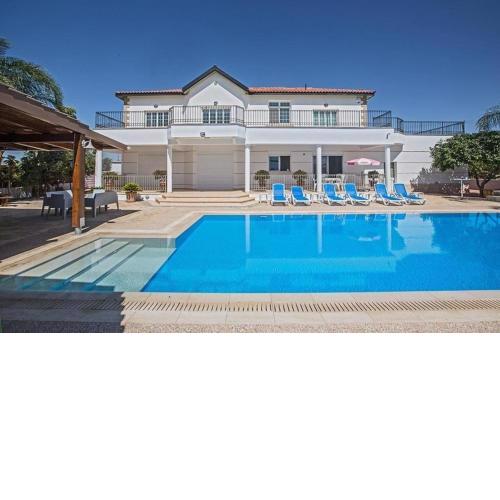 Familienvilla in Paralimni mit spektakulärer Aussicht