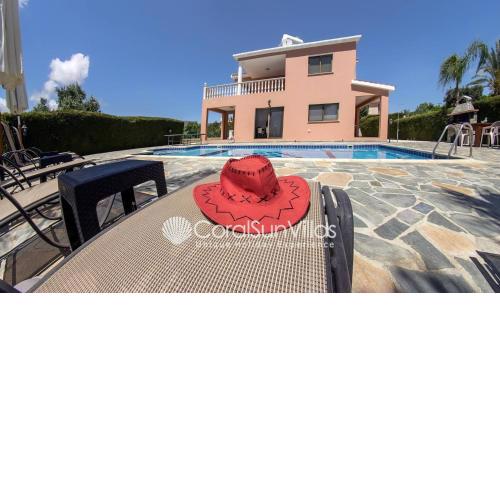 Family Villa Short Walk To Coral Bay Strip 5 Min and Pub, shops etc