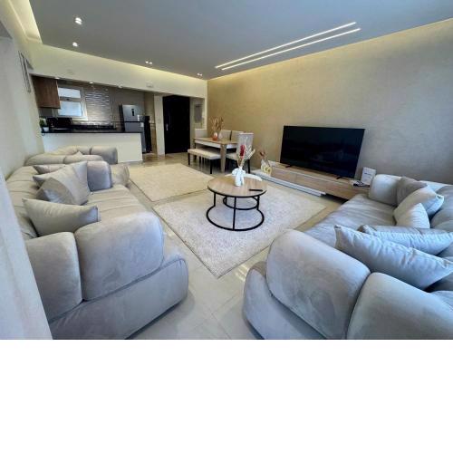 Fancy 2 BDR Apartment In Rehab City
