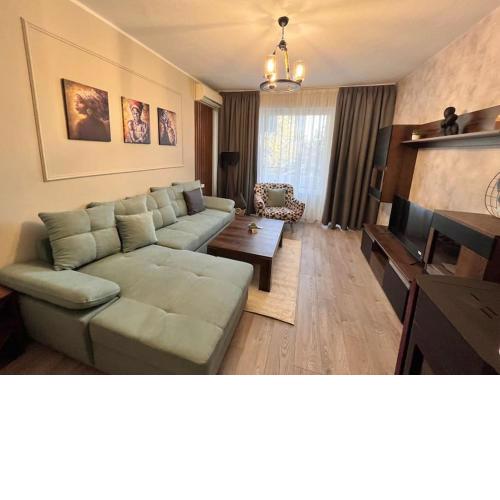 Flat 7 luxury apartment, free parking.