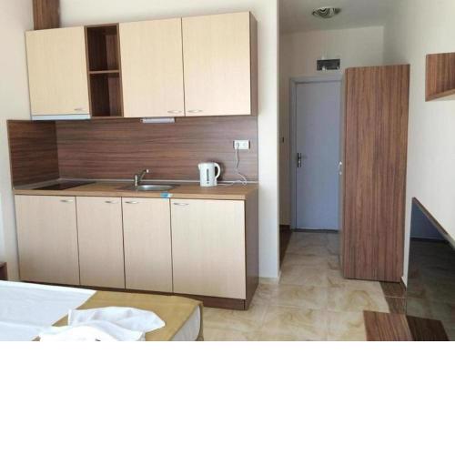 Flower Street provides accommodations with free Wifi, air conditioning
