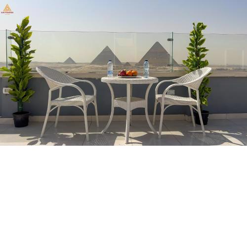 Full Pyramids View Apartment with Balcony For 8 P