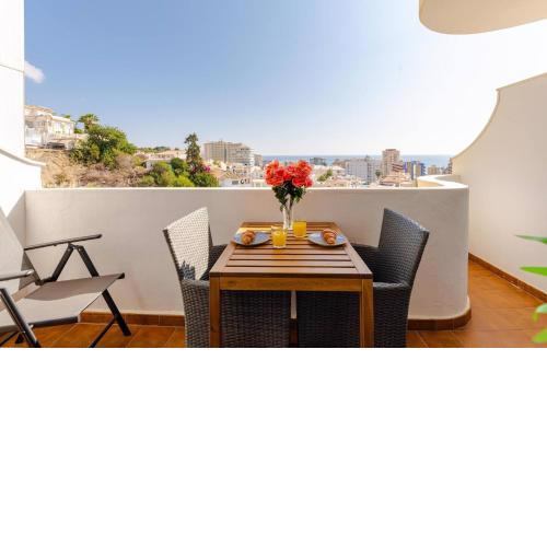 Gå nemt til Fuengirola strand, restauranter, butikker, padel og meget mere!
