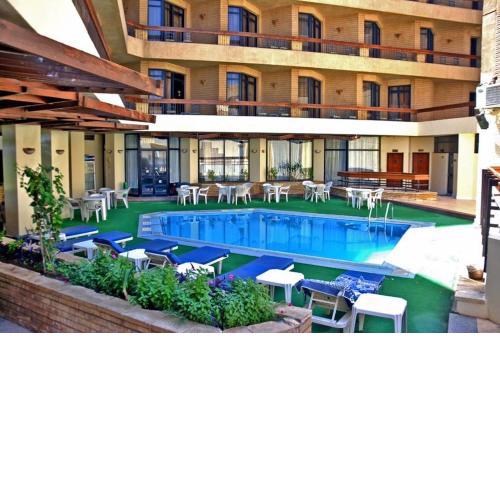 Gaddis Hotel, Suites and Apartments