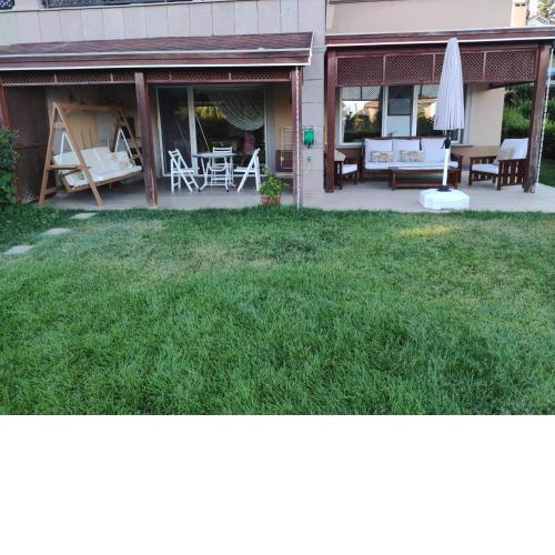 Garden Floor Flat in a Beachfront Complex with a Pool
