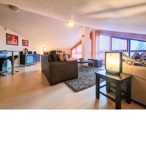 Glazne River View - 2BDR & 2BTHR Flat with a View