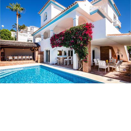Gorgeous Home In Riviera Del Sol With Kitchen