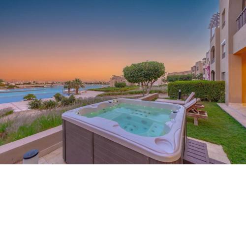 Gouna Retreat 2BR Apt Waterside Hot Tub & Pool