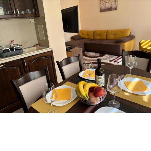 GRAND APARTMENT BOGORIDI - top center near to sea and sea garden