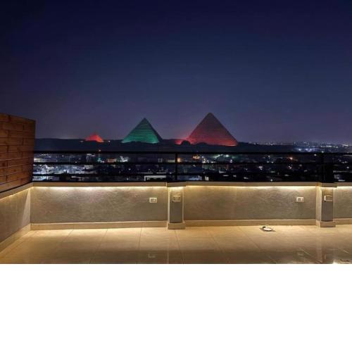 Grand museum & Full pyramids View W Roof Top