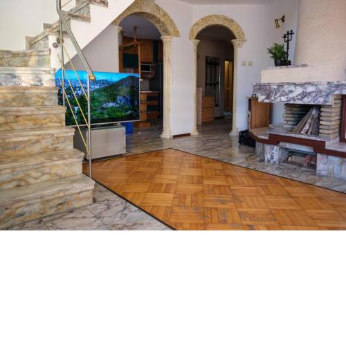 Great and large two bedroom Maisonette with lovely view & FREE parking Center