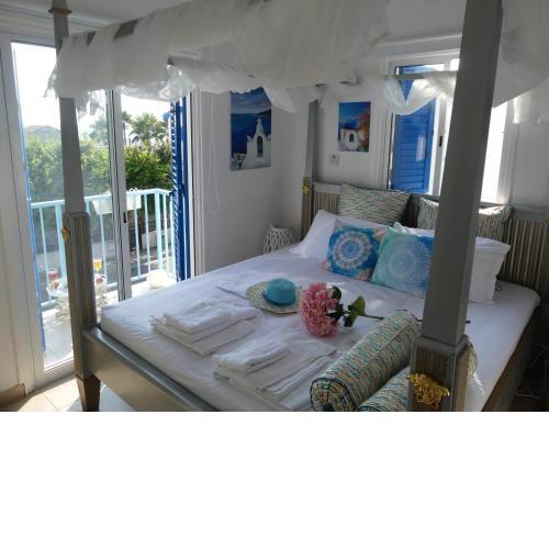 Greek Island Style 2 bedroom Villa with Pool next to the Sea