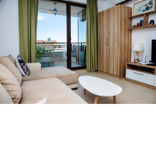 Green Life One-Bedroom Apartment with Sea View