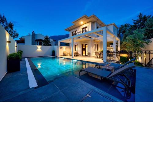 Havuzlu korunaklı jakuzili villa