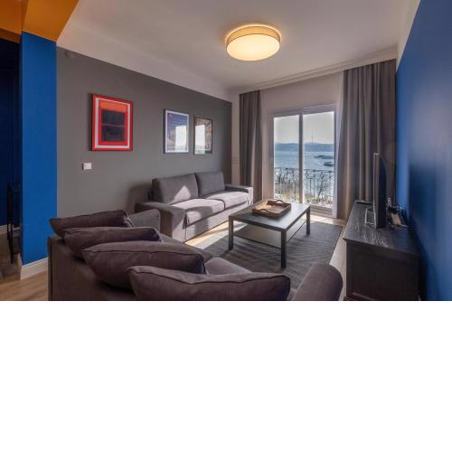 Hip Waterfront Apt with a Striking View