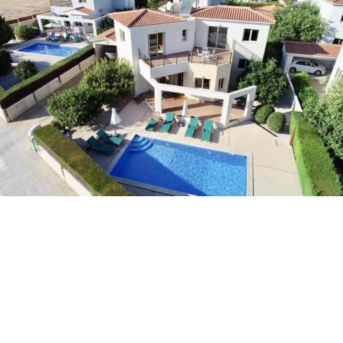 Holiday villa with pool and sea view!