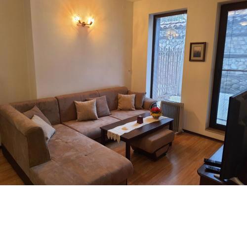 Homey 1-bed condo, fastest internet, free parking