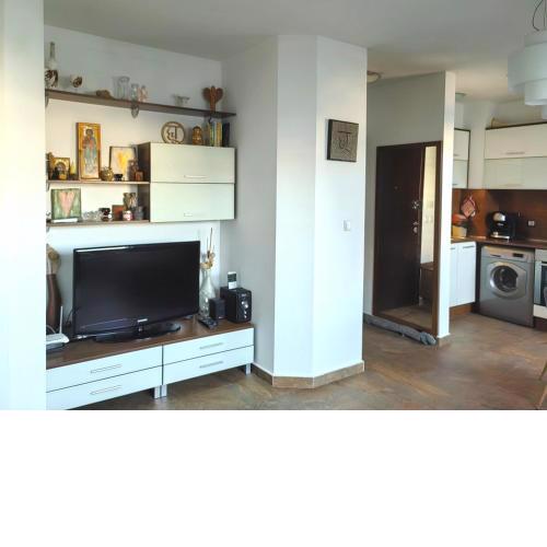 Hristy's 2 Bedroom Spacious Apartment plus GARAGE!!!