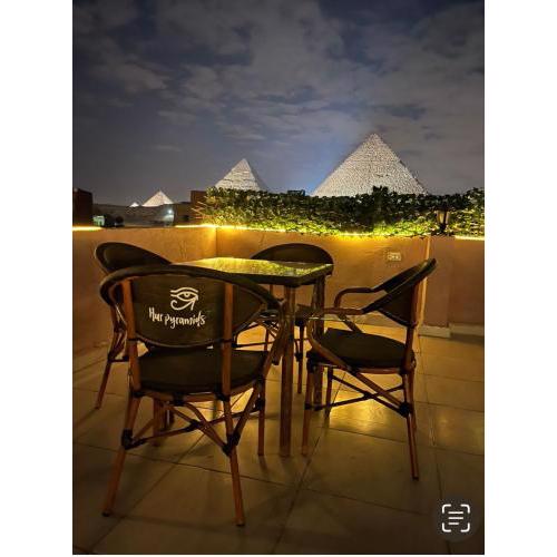 Hur Pyramids land inn