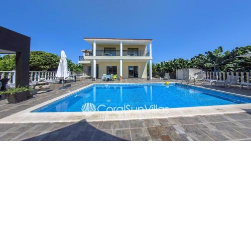 Impressive Villa Exclusive Sea Caves walk to taverns Sleeps 11 Ref 507