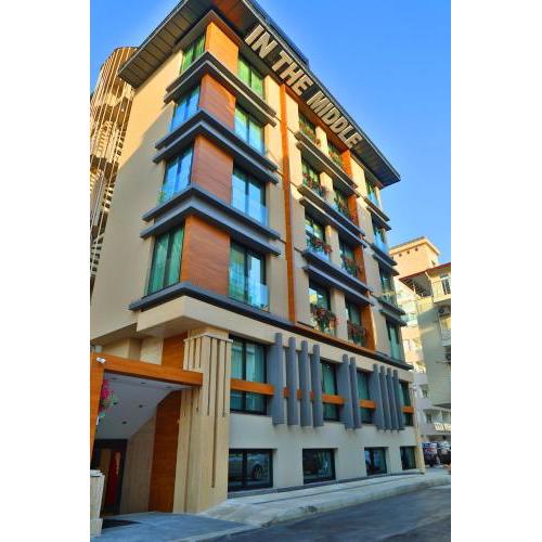 İn The Middle Hotel