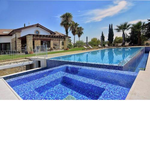 Incredible Large Villa In Paphos sleeps 14 Children Pool, Jacuzzi, Huge Garden