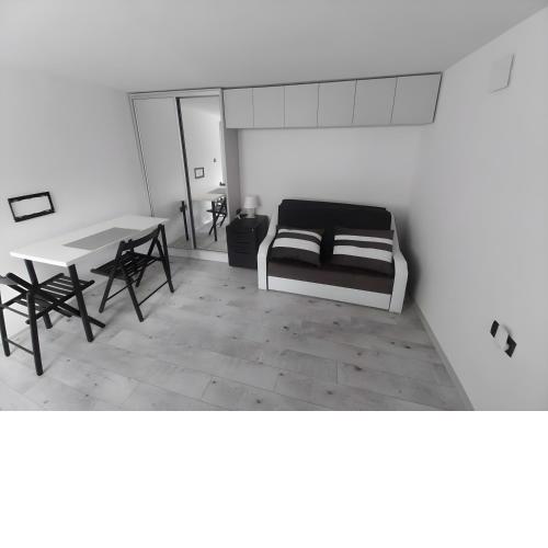 Independent studio in a house in the city