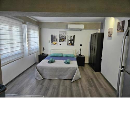 IOANNOU COURT - Black & White STUDIO