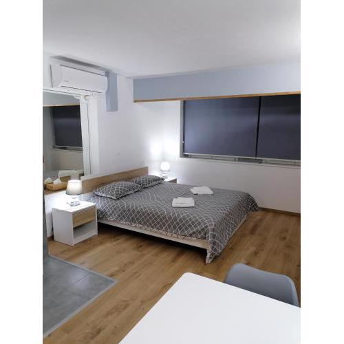 IOANNOU COURT - Natural Oak STUDIO