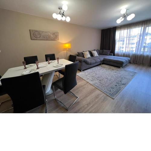 Johannesburg Spacious Family apt w Free Parking and Playground