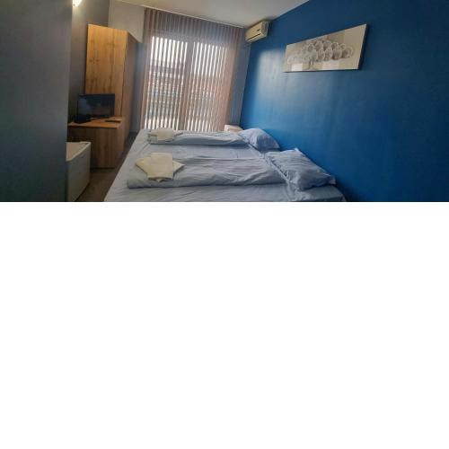 Julia rooms