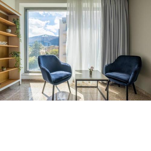 Julie's Sunny Cozy Apartment with Balcony