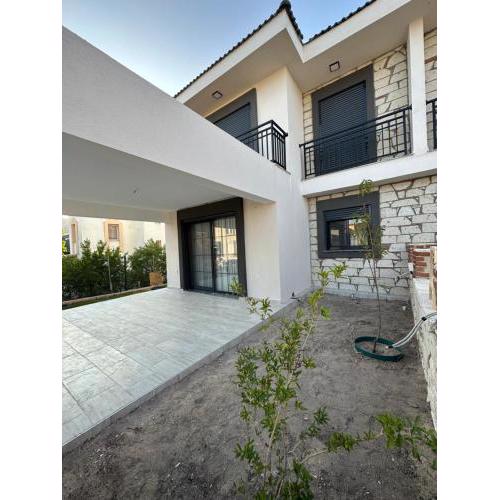 Karaburun Mordoğanda Havuzlu & Bahçeli Lüx Villa