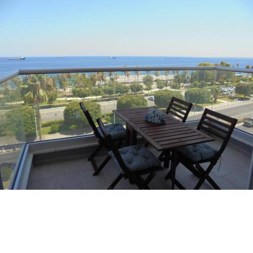 Kermia Court - Beach-front, modern 2 bedroom -sleeps 6