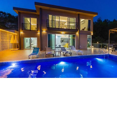 LA VILLA CELINE- XLarge villa complete privacy in nature, pool with wondeful view