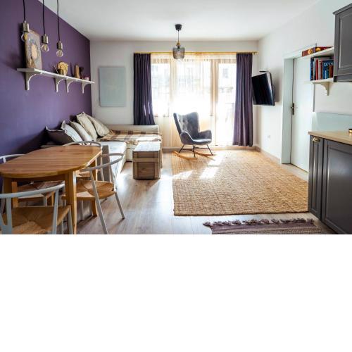 Large Stylish 2-bedroom apt, 2min walk to ski path, 7-8min walk to gondola