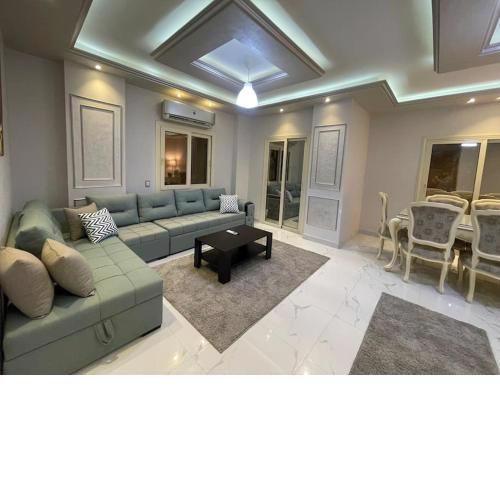 Large3BDR Apartment lovely place Front of auc and Point 90 mall