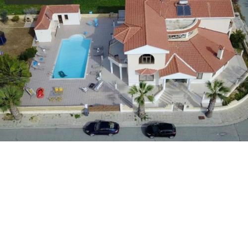 Larnaca Mansion Ideal for 3 Families or more