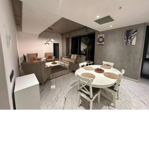 lavish apt with 180 ist view at 40F gym pool 89