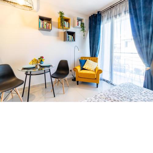 Light House - Seafront cosy studio with library