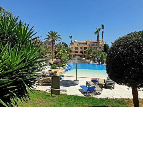 Limnaria Gardens - spacious and sunny 1 bed with pool views