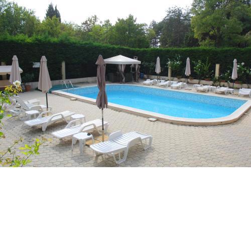 Lovely 1-bedroom apartment with pool & free parking, 250 m to the beach