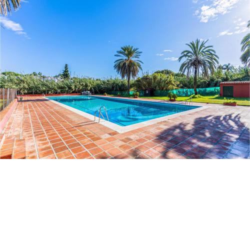 Lovely Apartment In Estepona With House Sea View